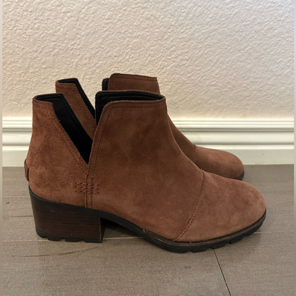 sorel cate cut out ankle boot in brown suede size 10.5